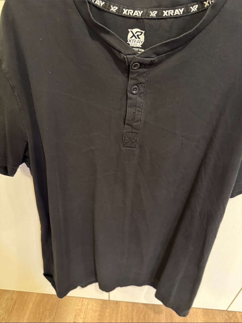 Guess Black Graphic Tee Set with Gold Logo bundle 4 - Picture 9 of 9
